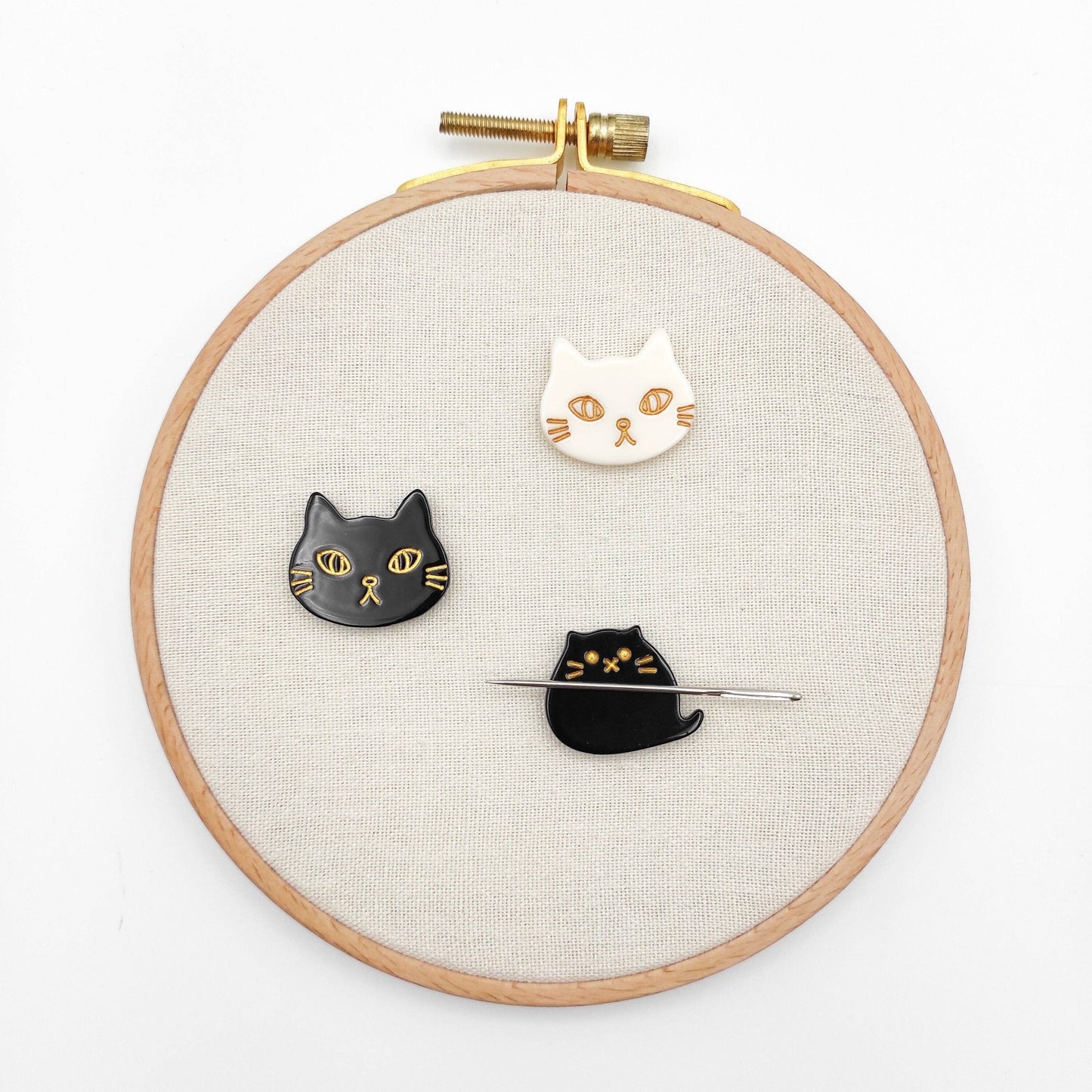 Cat needle minder