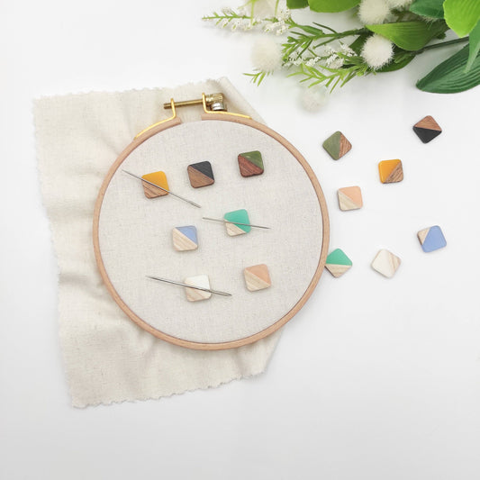 Small Square needle minder