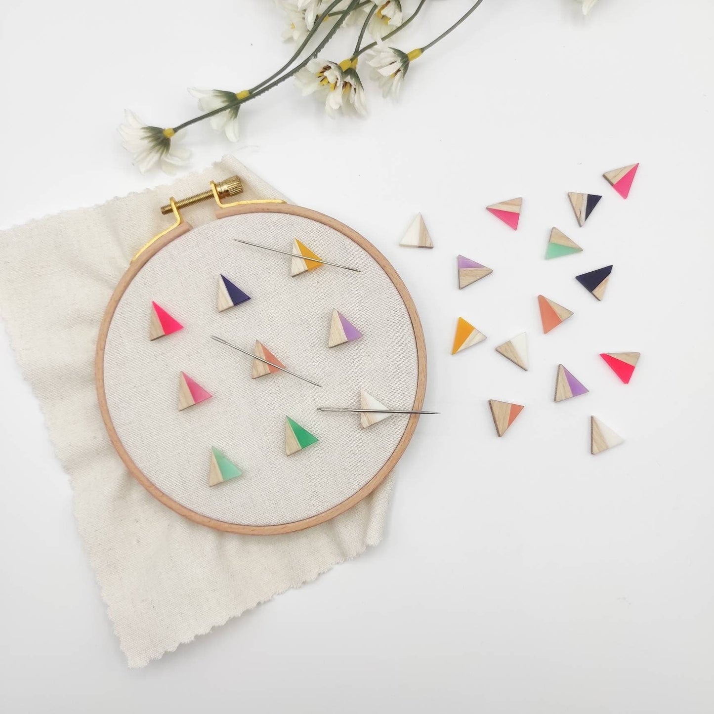 Small Triangle needle minder